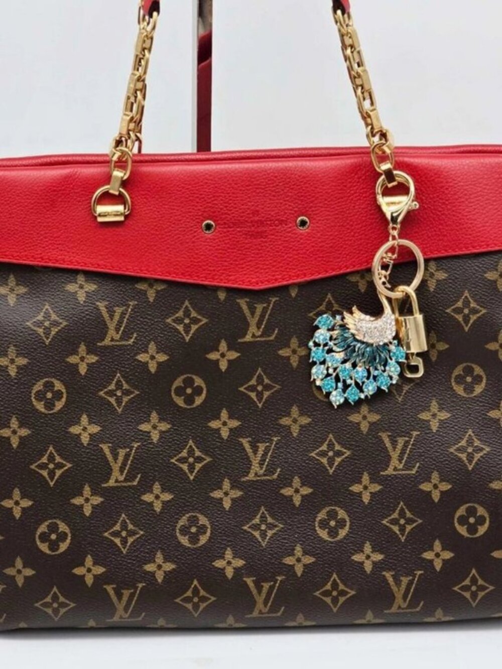 Authentic Louis Vuitton Gold Lock 🔒 Unbranded Peacock Keychain Bag Charm LV - Picture 2 of 9